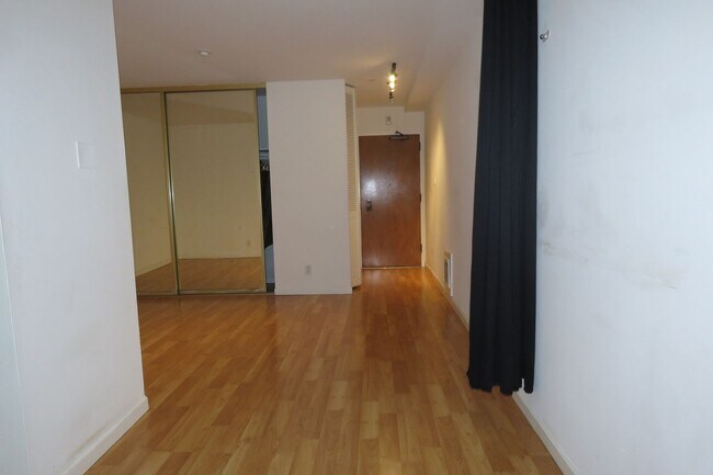 Building Photo - Unique Jr. One Bedroom with Views and Parking