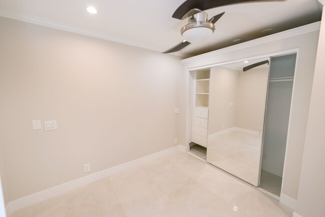 Building Photo - 1 Bedroom + Den / 1 Bath Condo w/ patio an...