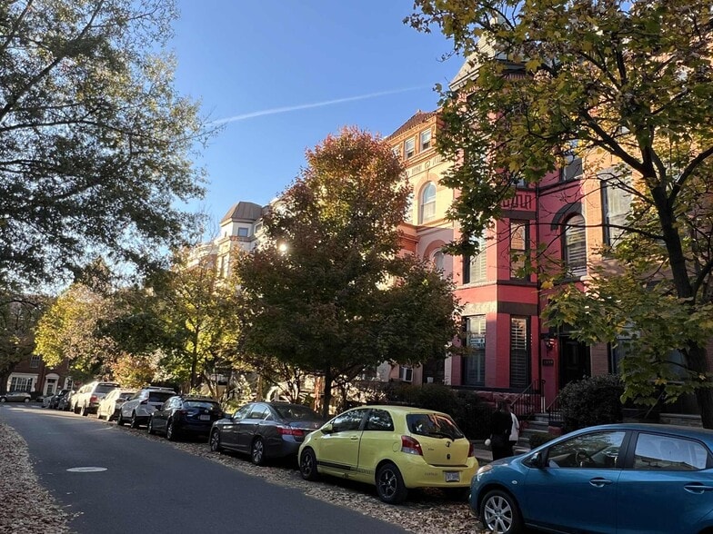 One-way/tree-lined street - 1861 Mintwood Pl NW