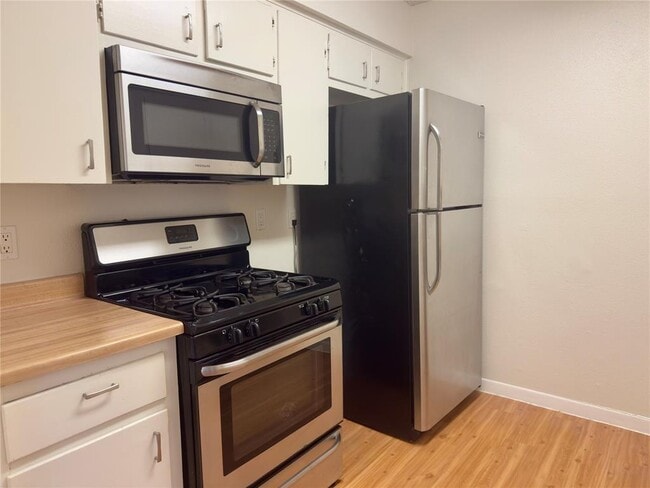 Building Photo - 115 Waller St