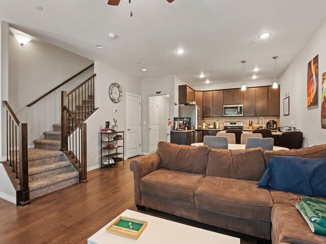 Building Photo - Beautiful 3 Bed, 3 1/2 Bath Townhome in We...