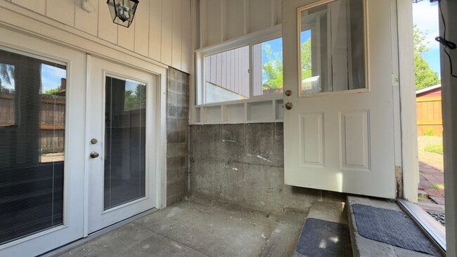 Building Photo - Private Olympia Townhome w Fully Fenced Ba...