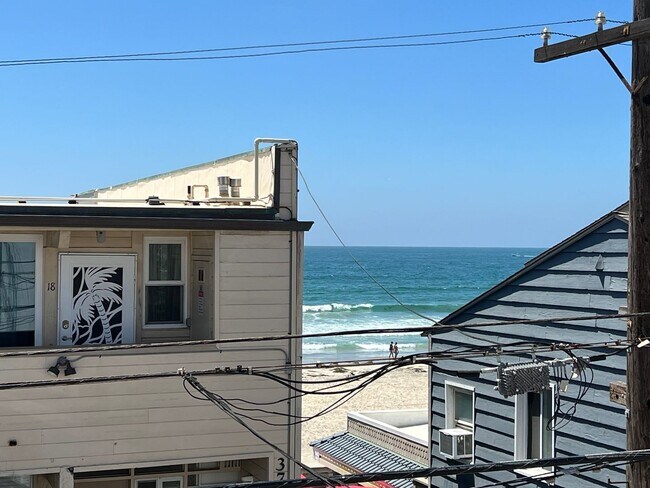 Building Photo - Charming 1 Bedroom 1 Bath-Fully Furnished Condo Just feet away from Mission Beach!