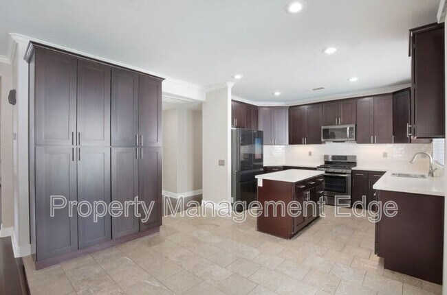 Building Photo - 29880 Pinehurst Dr