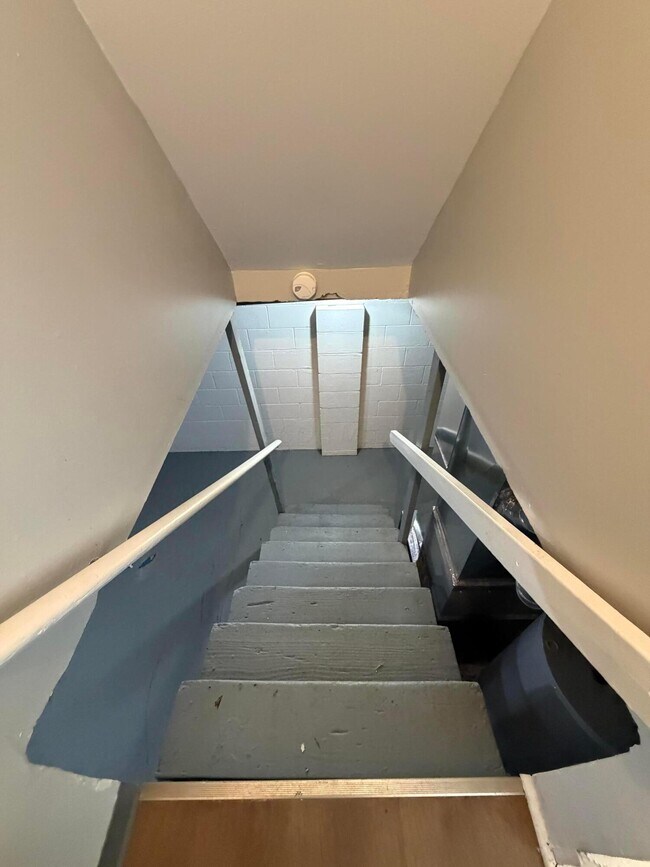 Building Photo - 1975 Dunbar Dr