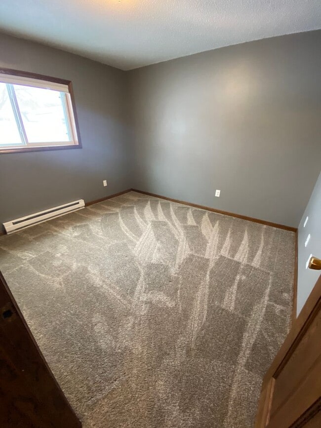 Building Photo - GREAT LOCATION - Spacious 4 bedroom/2 bath - PETS WELCOME