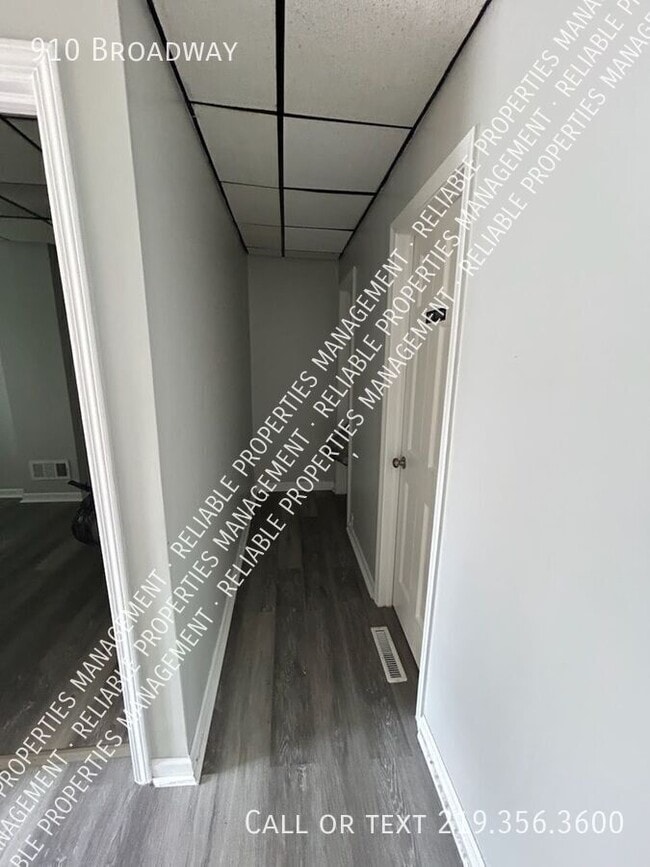 Building Photo - 910 Broadway-