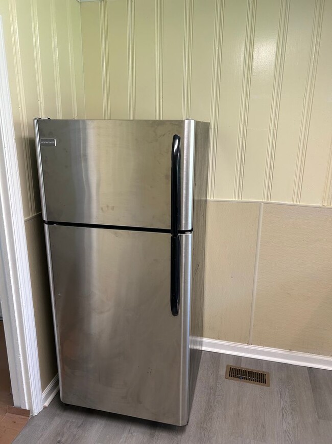 Building Photo - 3 Bedroom 1 bathroom Renovated! 5 minutes ...