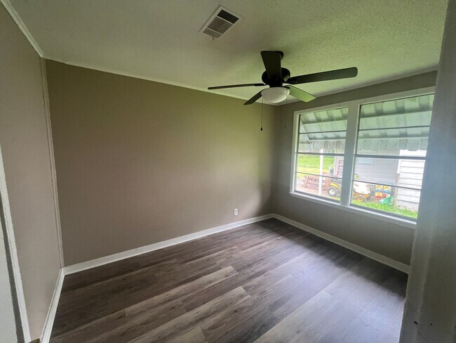 Building Photo - 2 Bedroom Plus bonus room 1 bath Home in Jacksonville