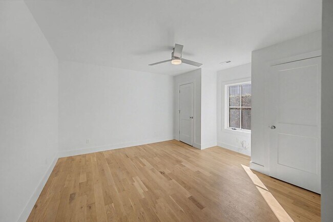 Building Photo - Stunning 5BR/3.5BA historic home located near Hillsboro Village!