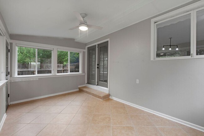 Building Photo - Students Welcome! Spacious 5 Bedroom Home in West Fort Collins