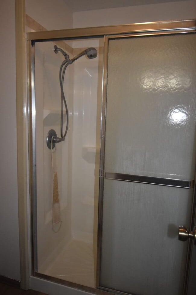 Building Photo - GREAT 3 BEDROOM/2 BATHROOM TOWNHOME WITH NEW PAINT & FLOORING. AVAILABLE 5/23.