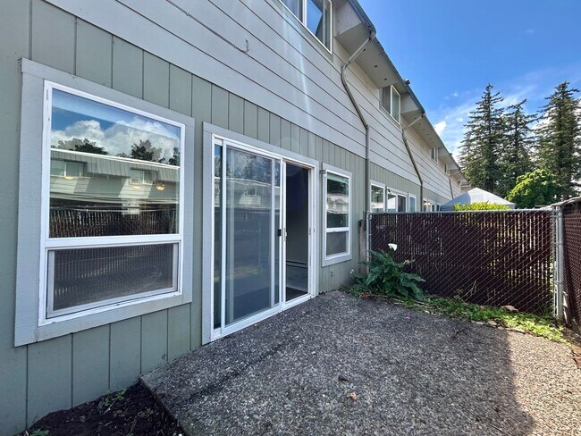 Building Photo - Charming 2 Bed, 1 Bath Canby Townhouse-Style Duplex!