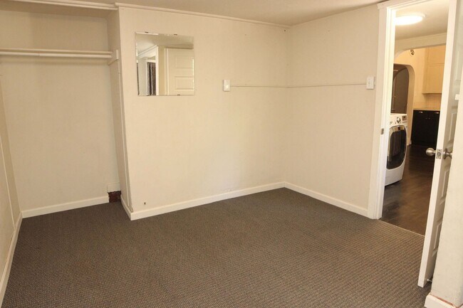 Building Photo - 318-320 W Myrtle