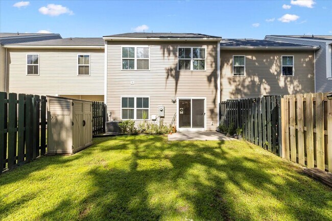 Building Photo - The Commons Stunning Townhome - 3 Bed 2.5 ...