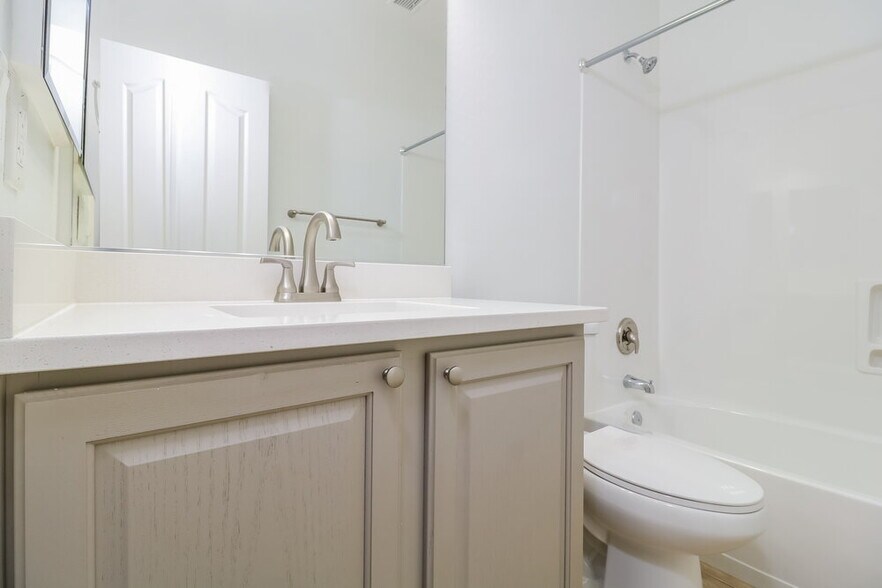 Building Photo - 17043 W Zuni St