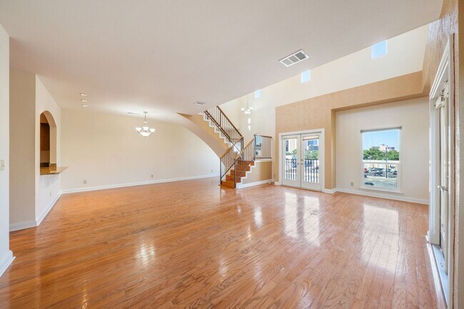 Building Photo - Downtown Luxury Condo with Rooftop Views -...