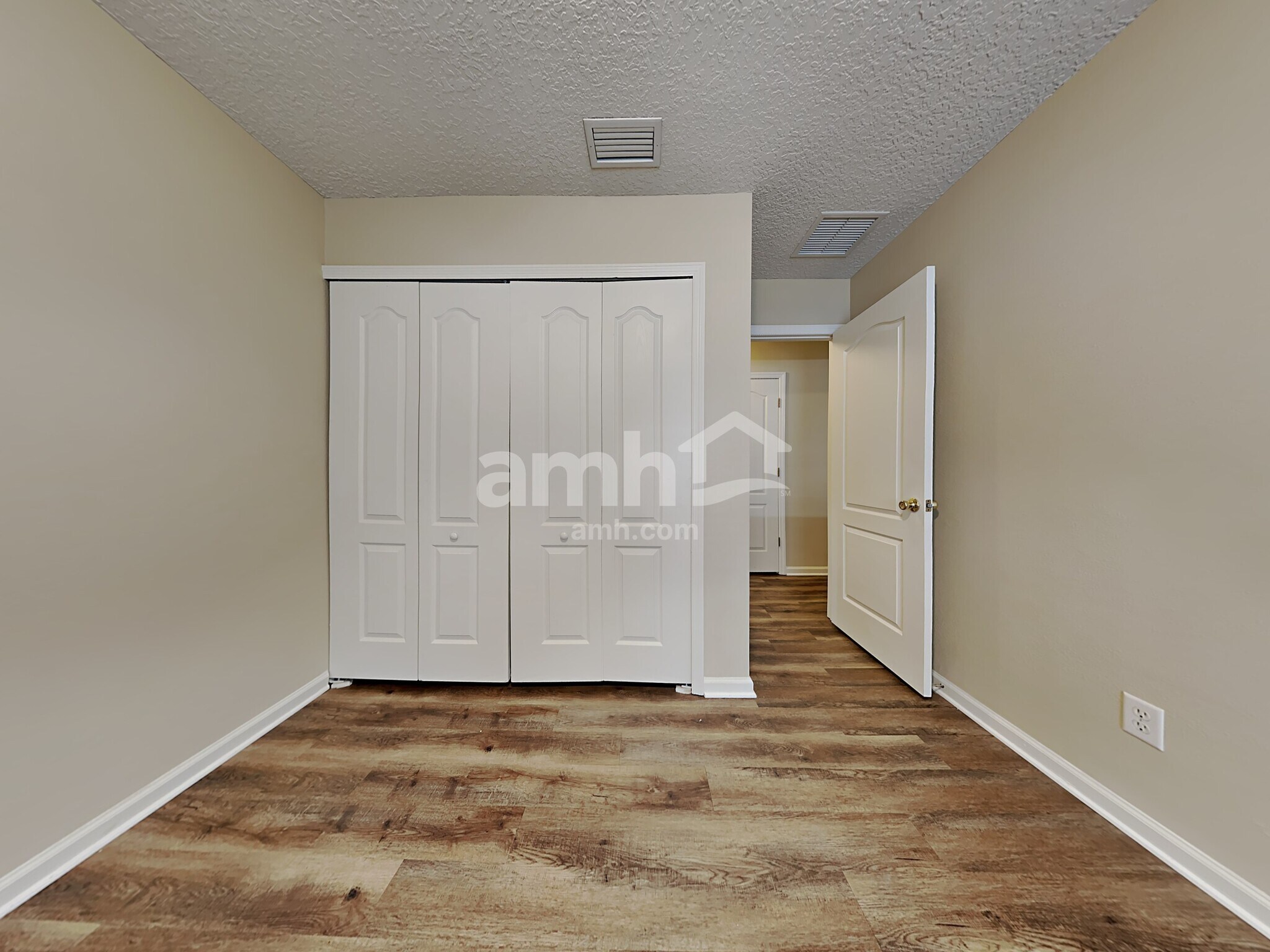 Building Photo - 12336 Deersong Dr N