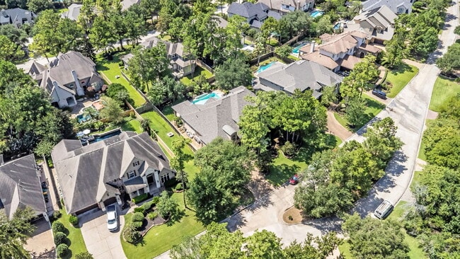 Building Photo - Exceptional 5-bedroom home (2 down) in des...