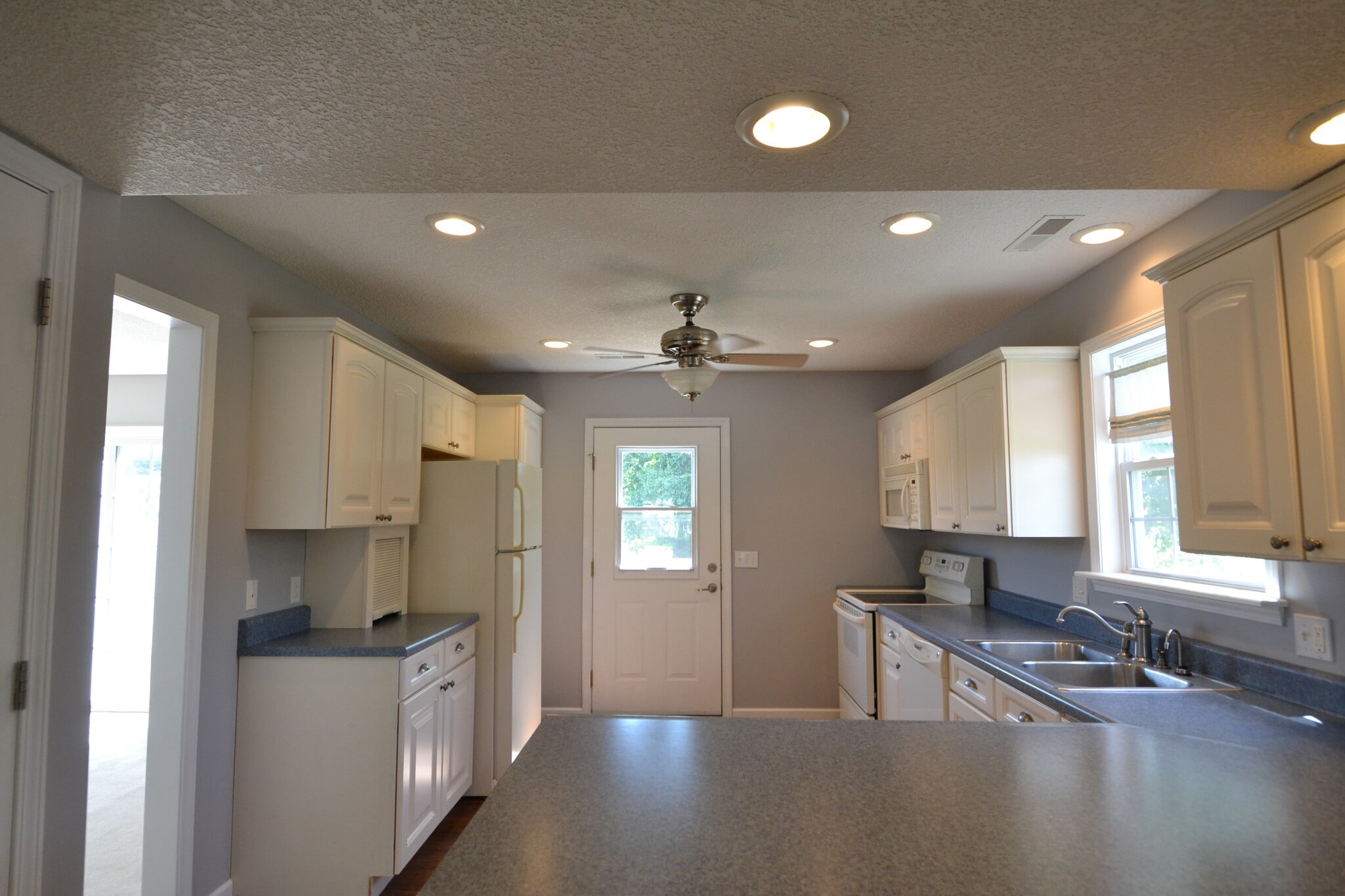 Building Photo - 1900 Salter Pl