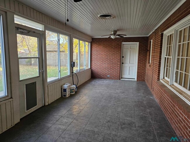 Building Photo - 2305 North Dr