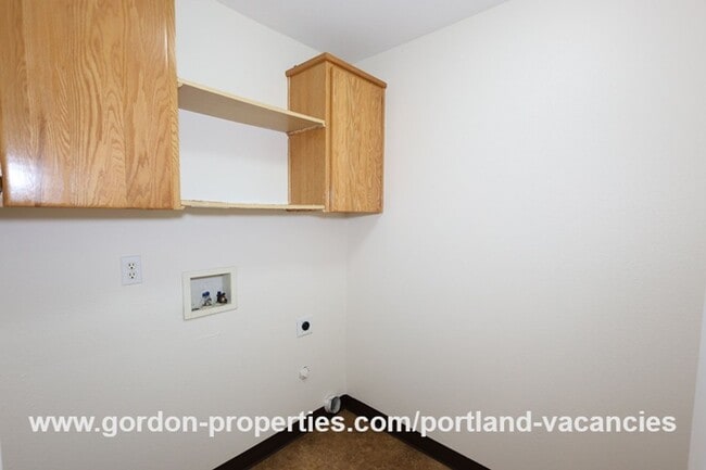 Building Photo - SE 73rd Ave - 3 bedroom townhouse in Mt Scott-Arleta neighborhood