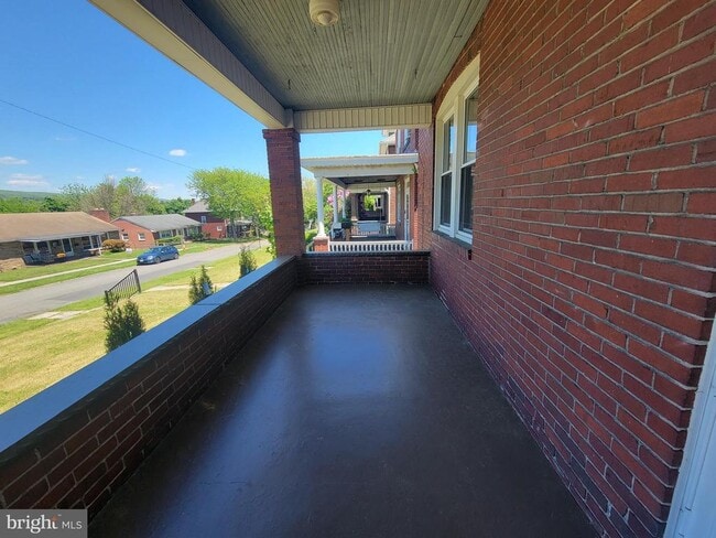 Building Photo - 632 Hill Top Dr