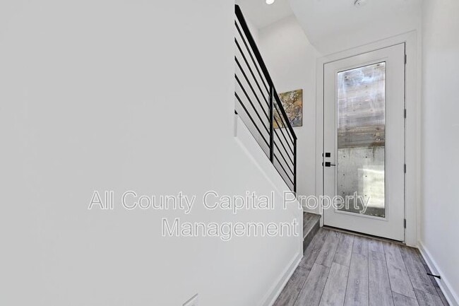 Building Photo - 2804 S 1st St