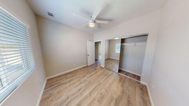 Building Photo - 4 bed house on Adobe!
