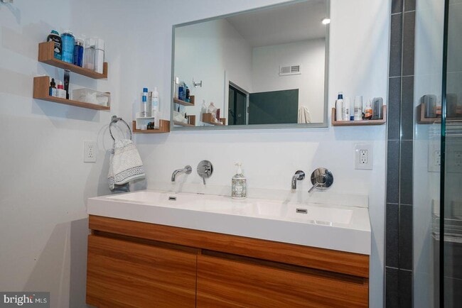 Building Photo - 1326 N Mascher St