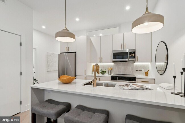 Building Photo - 30 W Allens Ln