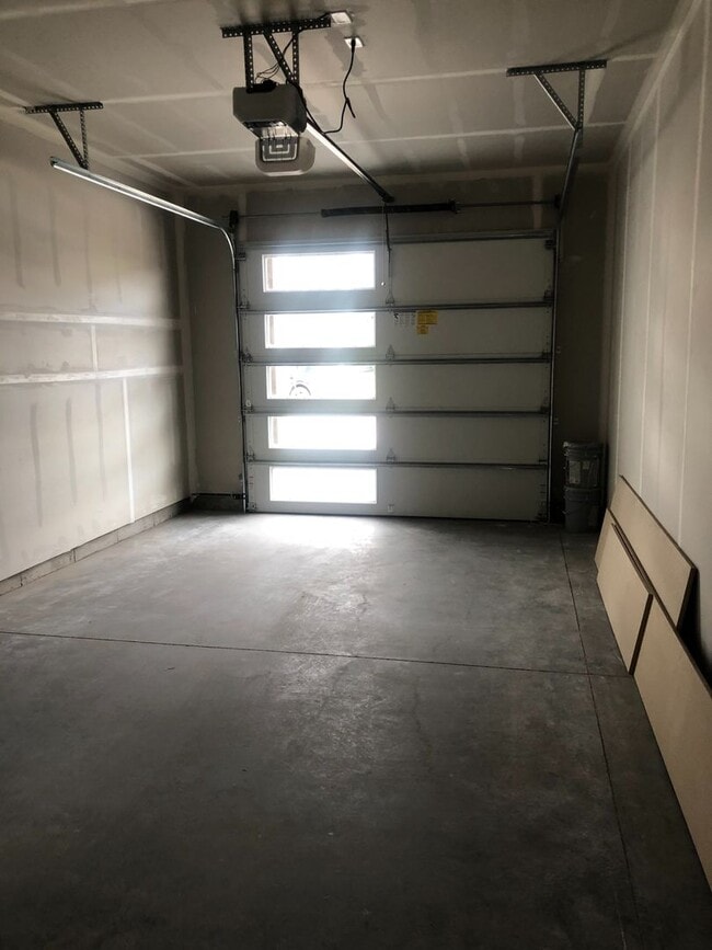 Building Photo - Two Story Town-Home! 3 Bedroom/ 2.5 Bath + 2nd Living Room! Oversized Rooms