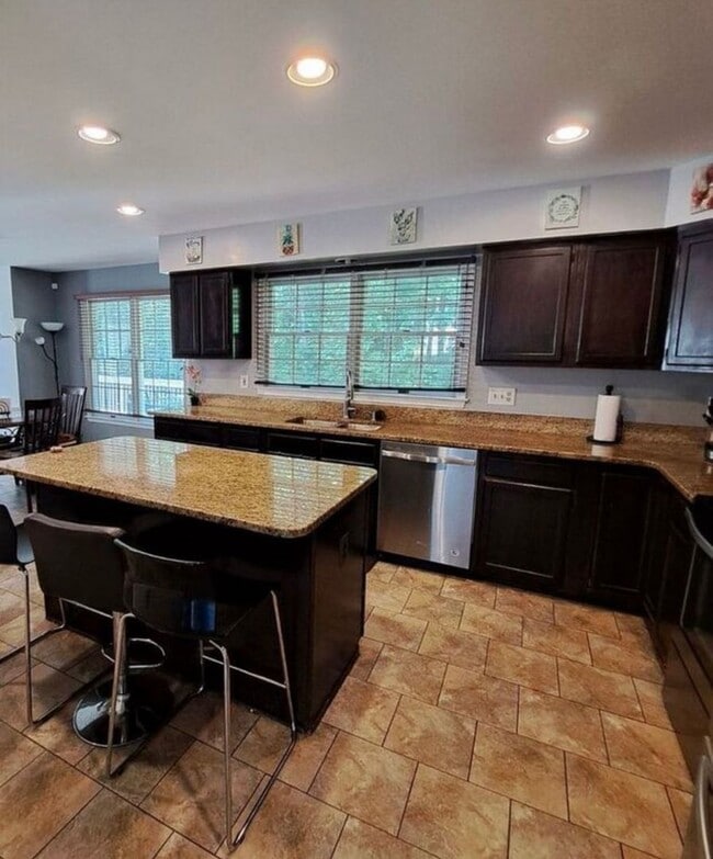 Building Photo - Amazing 5 BR/3.5 BA Single-Family Home in ...