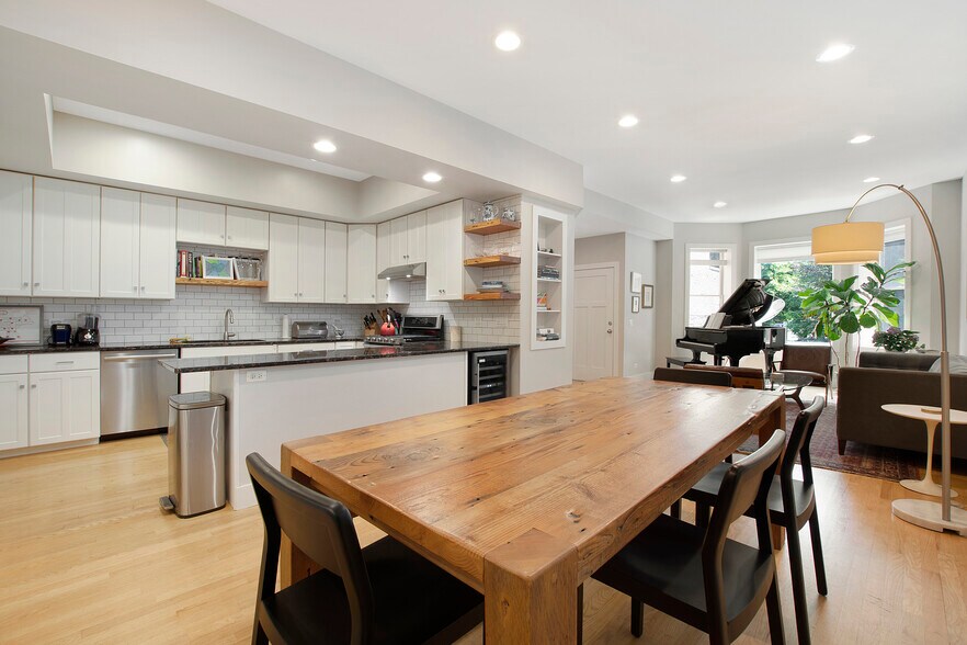 Building Photo - 4532 N Damen Ave