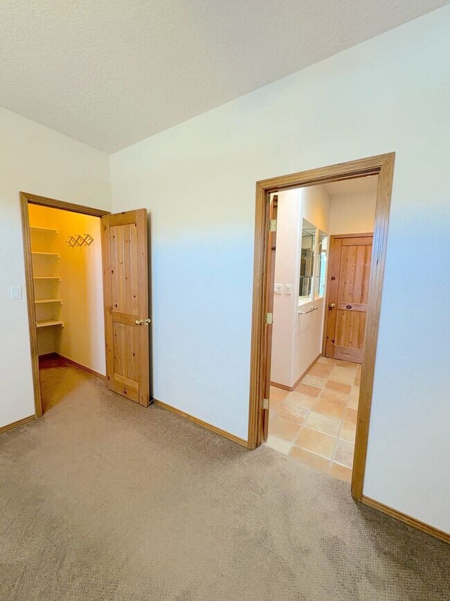 Building Photo - Immaculate 3 bedroom in Rio Rancho! Stunni...