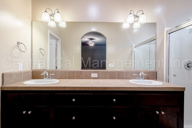 Building Photo - Large 4 Bedroom/2 Bath Home with Solar in Gossamer Grove - $2595 Per Month!