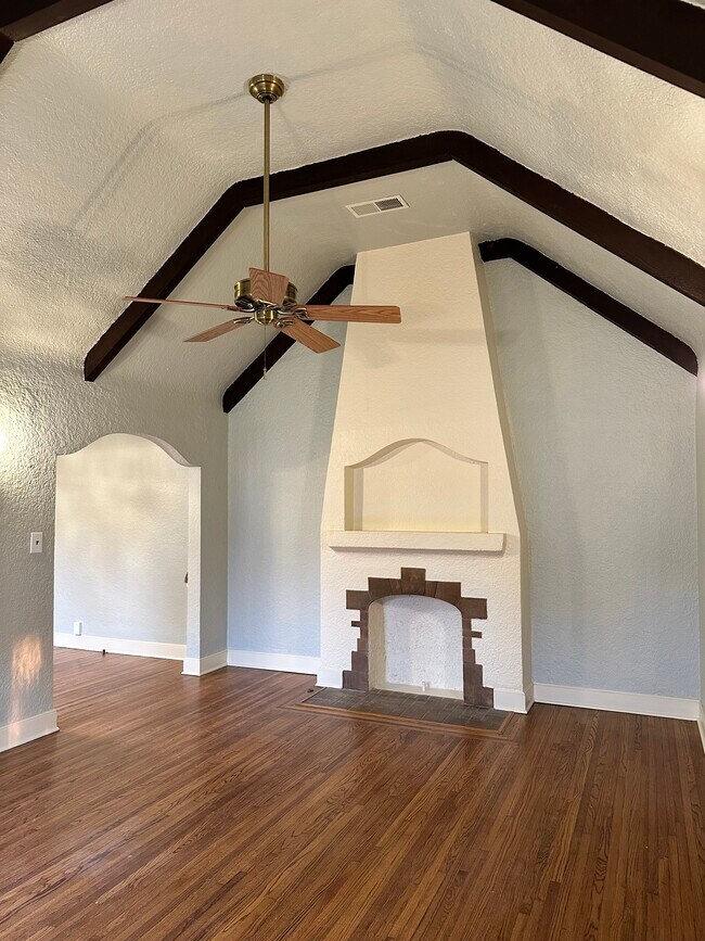 Building Photo - 3134 E 17th St