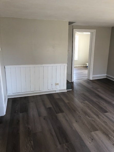 Building Photo - 206 Balsam St
