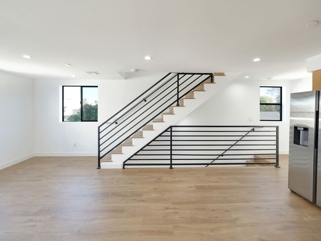 Building Photo - Massive 4 & 5 Bed Luxury Townhomes