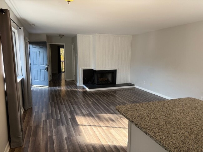 Building Photo - RARE - Finley Forest Gem in Chapel Hill - 2 Bedrooms – Available Aug 10!