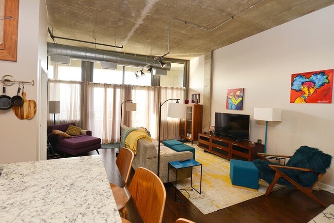 Building Photo - 900 N Kingsbury St