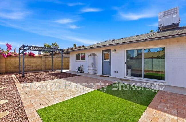 Building Photo - 1704 E Bell De Mar Dr