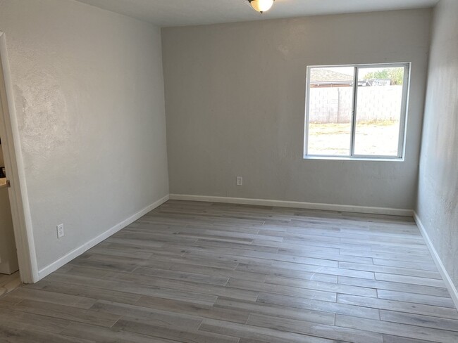 Building Photo - 3 Bedroom Phoenix Home!