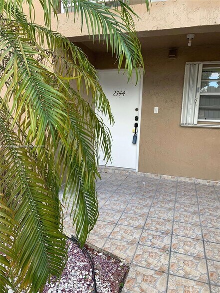 Primary Photo - 2744 W 60th St