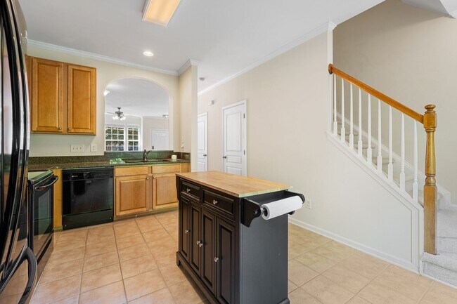 Building Photo - WOW!! - LARGE townhome  Close to everything