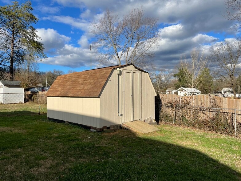 Building Photo - 3400 Fairway Rd