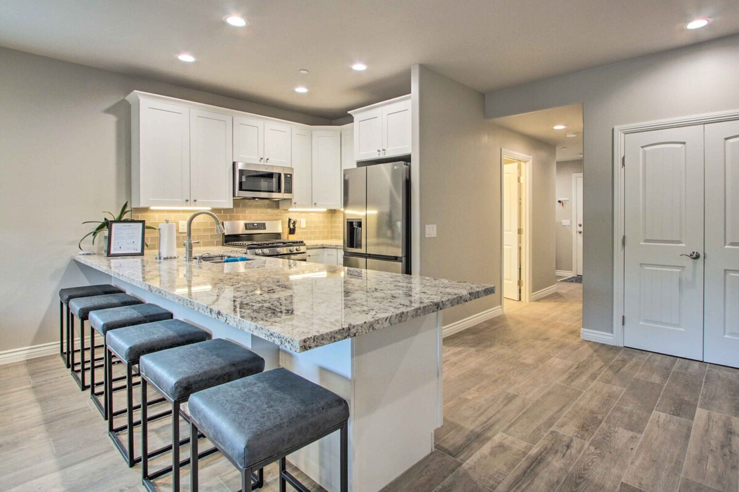 Building Photo - 6145 E Cave Creek Rd