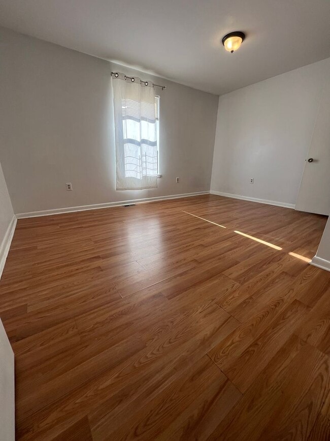 Building Photo - Stunning 4-Bedroom Townhome with Parking Spot Near Temple University! Available August 2026!