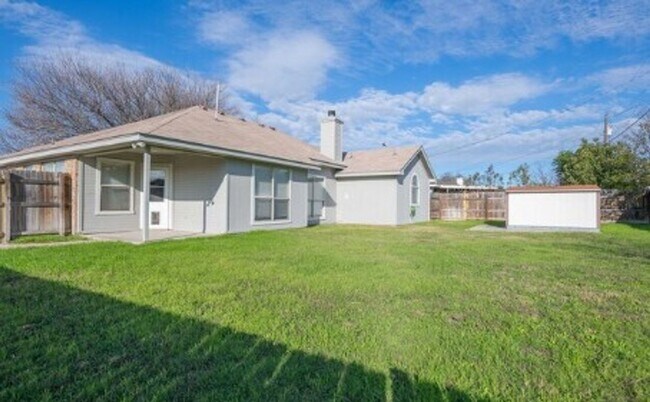 Building Photo - AVAILABLE NOW  (SECTION 8 ACCEPTED)