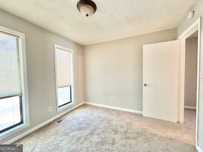 Building Photo - 5995 Sutton Pl